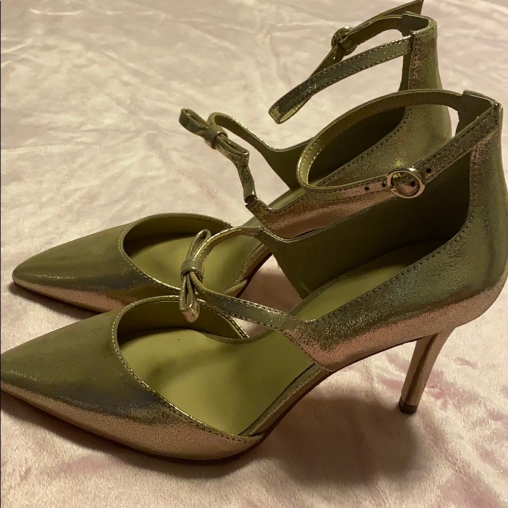 Ann Taylor Leanna Metallic Bow Pump